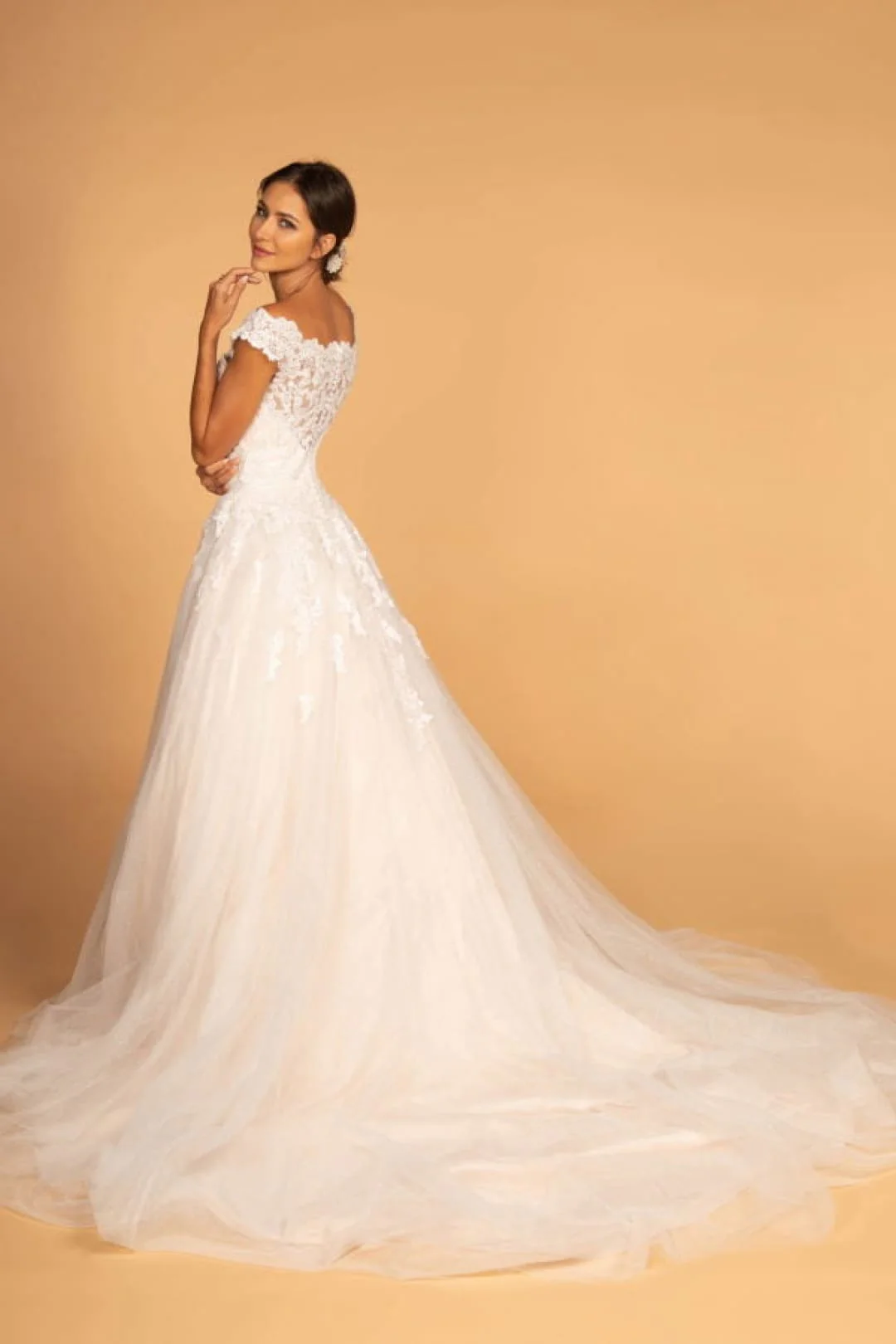 Ivory & Cream Bridal Gown by Elizabeth KGL2596 - Image 2