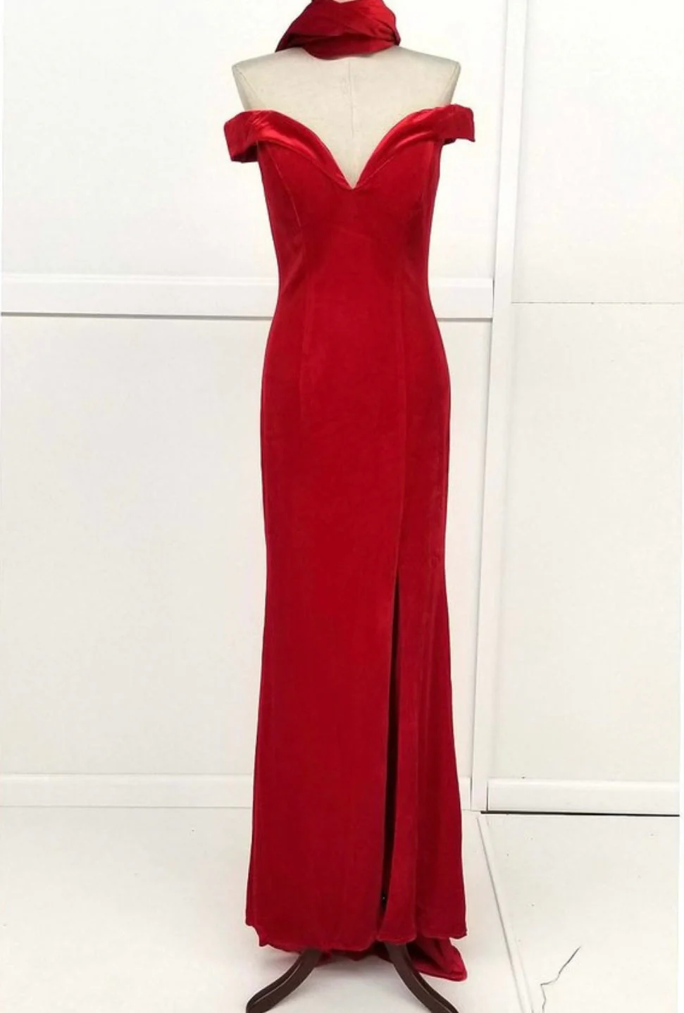 Chicas C6532 Evening Black Floor-Length High-Slit Style Velvet Dress - Image 4
