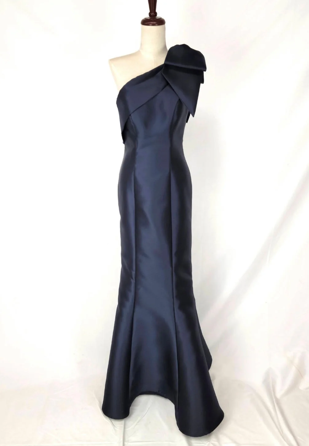 Chicas DM8690 Elegant Evening Red Mermaid One-Shoulder Bow Satin Dress - Image 3
